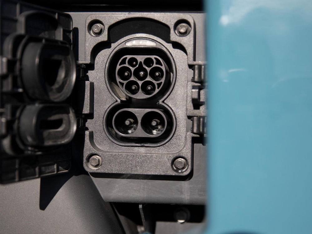 Bluekenstruckenbus-Renault-D-E-Tech-Demo-charging plus