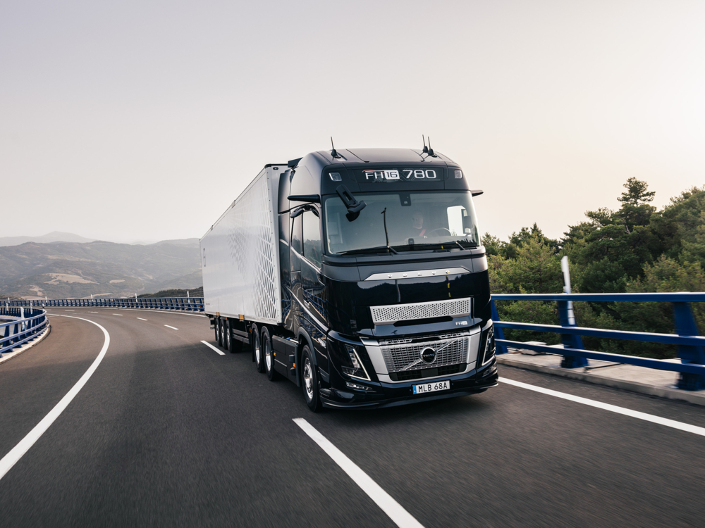 Volvo_Trucks_FH16_Aero_road