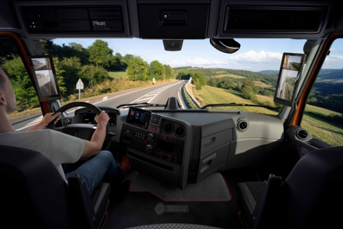 Renault Trucks Model Year 2025 - inside cab LR