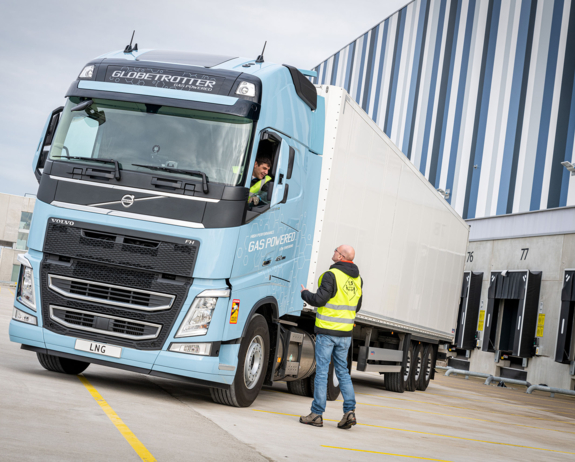volvo-fh-lng-exintra-dock-met-mensen