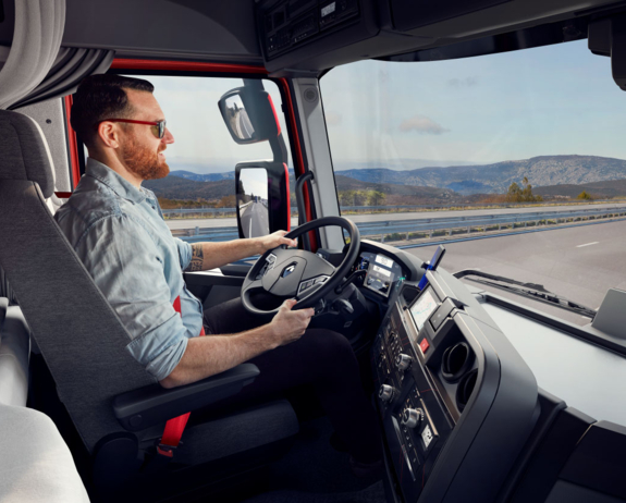 Bluekens-Truck-en-Bus-Chauffeur achter het stuur Bluekens-Truck-en-Bus-Chauffeur achter het stuur