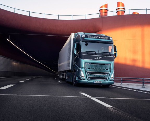 volvo-fh-electric-op-weg-viaduct