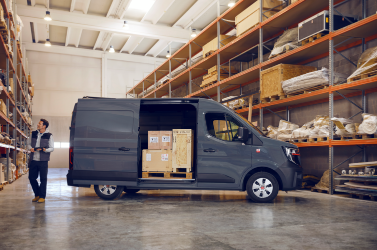 Bluekens-Renault-master-loading