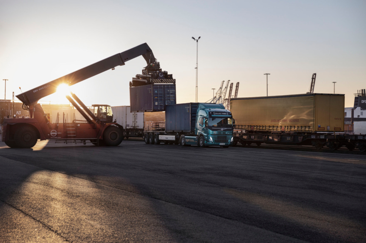 Bleukens-truck-en-bus-volvo-fm-electric-geladen-op-trein