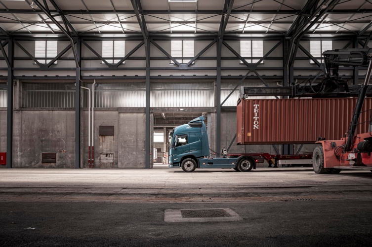 bluekens-volvo-fm-magazijn-laden-lossen bluekens-volvo-fm-magazijn-laden-lossen