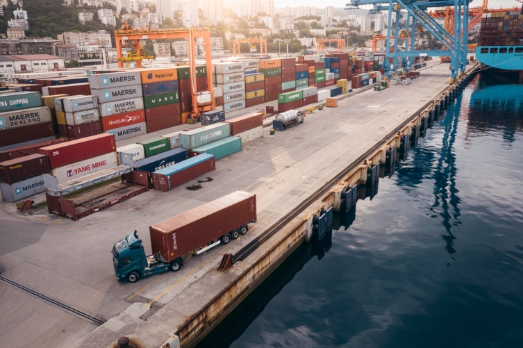 bluekens-volvo-fm-container-schip