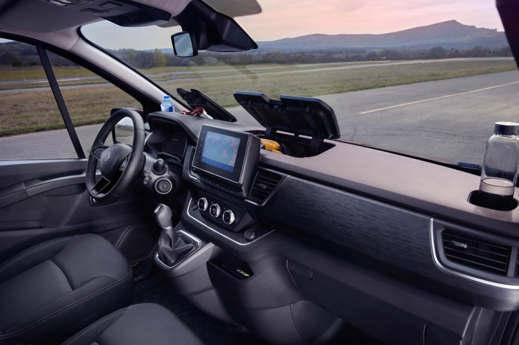 Bluekens-Truck-en-Bus-Renault-Trafic-cabine-interieur-twee-stoelen-voorin Bluekens-Truck-en-Bus-Renault-Trafic-cabine-interieur-twee-stoelen-voorin