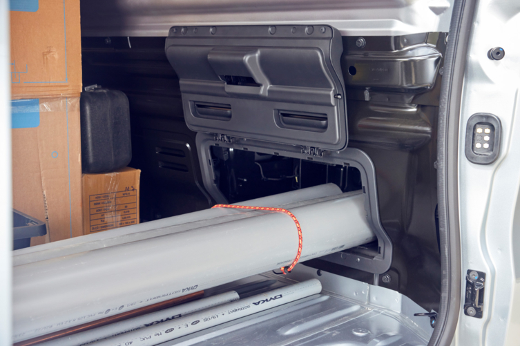 Bluekens-truck-en-bus-renault-trafic-doorlaadluik Bluekens-truck-en-bus-renault-trafic-doorlaadluik