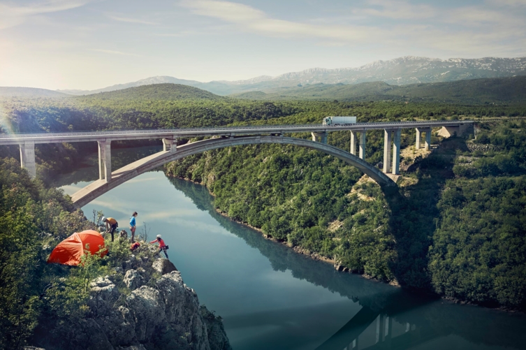 bluekens-volvo-fh-op-weg-brug bluekens-volvo-fh-op-weg-brug