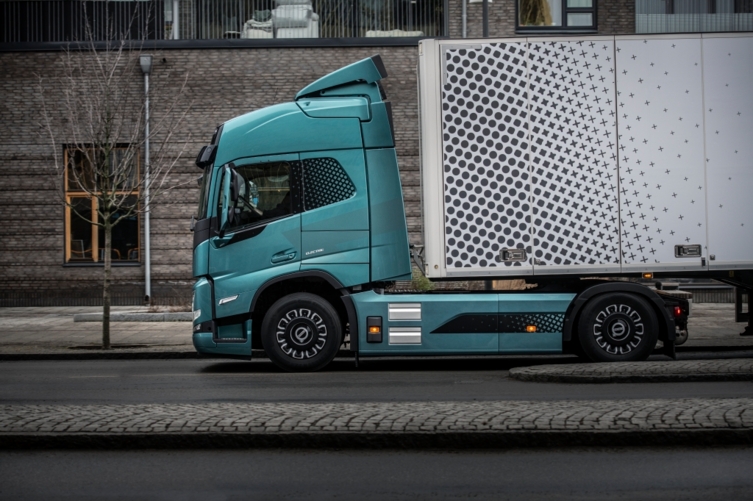 Bluekens-Volvo-FM-electric-1