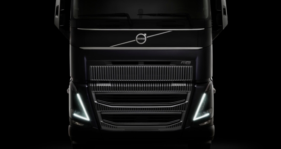 bluekens-volvo-fh16-donker-koplampen-aan