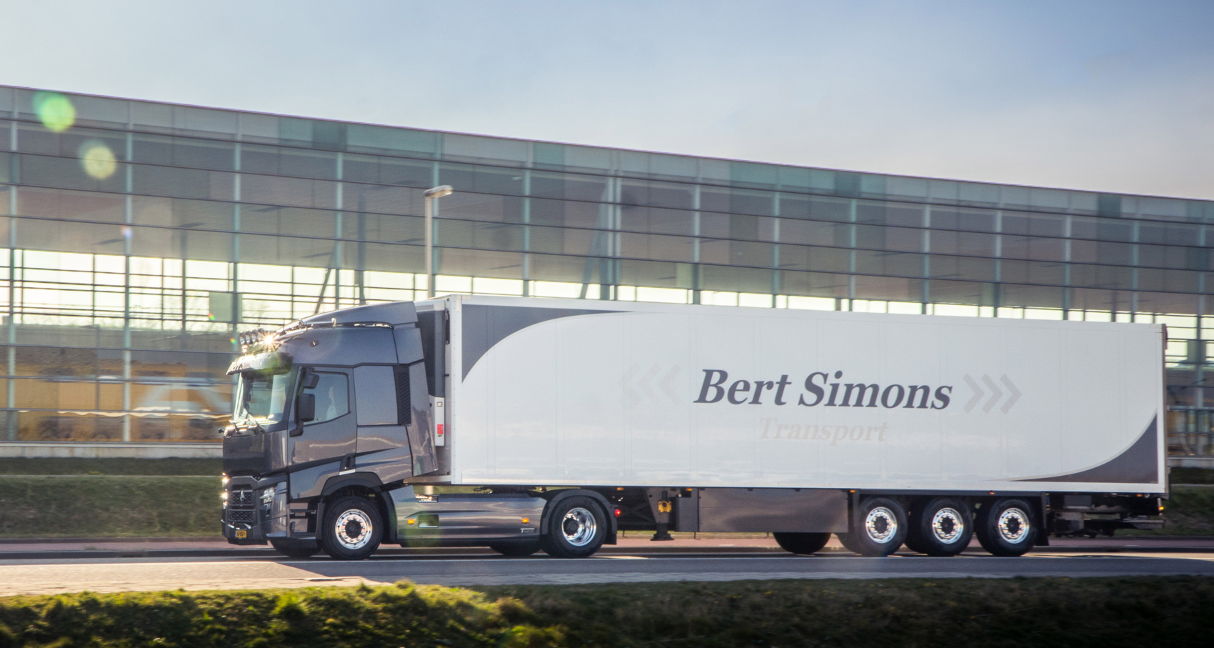 Renault Trucks T EVO combinatie op de weg Renault Trucks T EVO combinatie op de weg