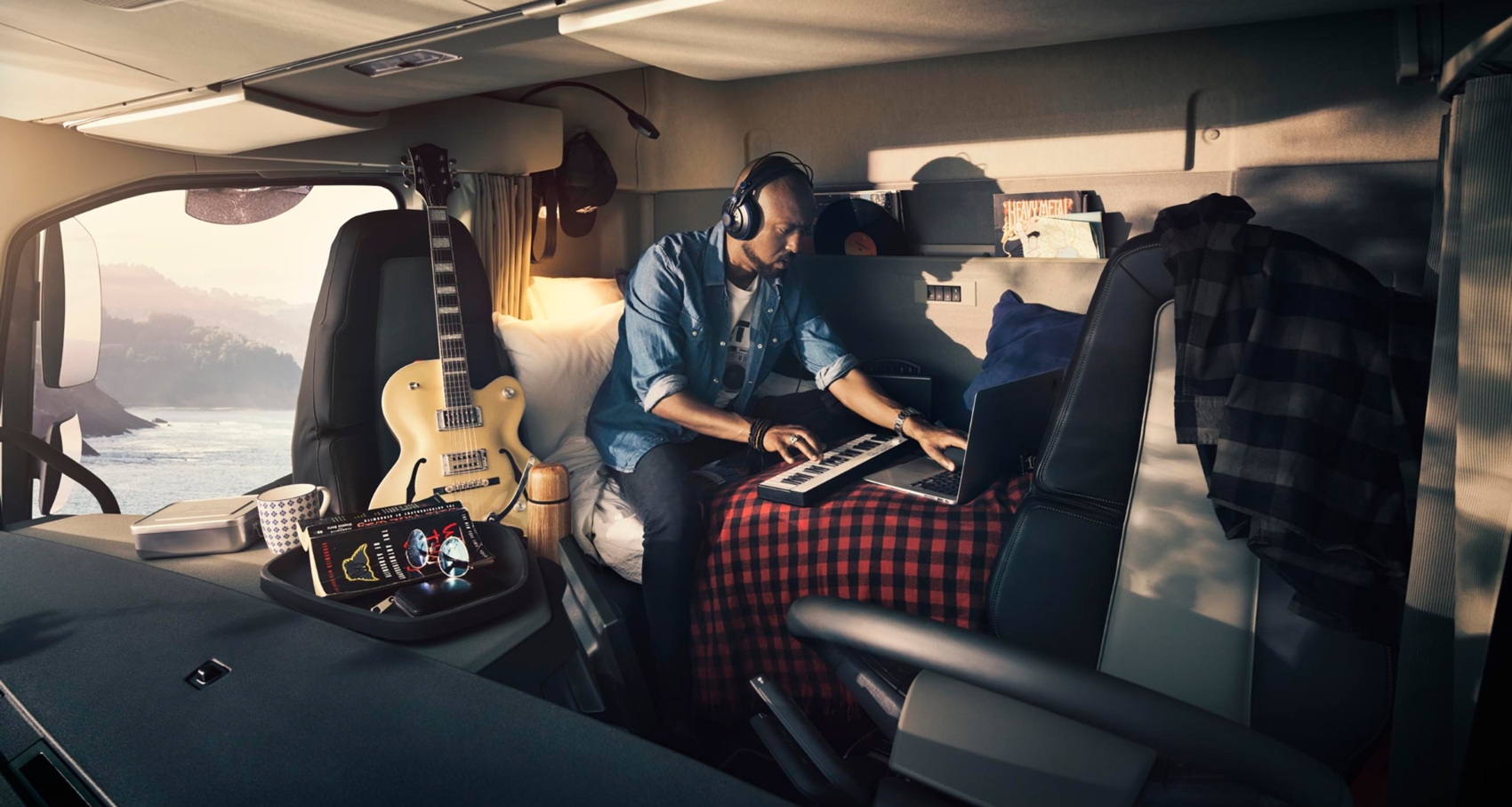 bluekens-volvo-fh-interieur-chauffeur-muziek