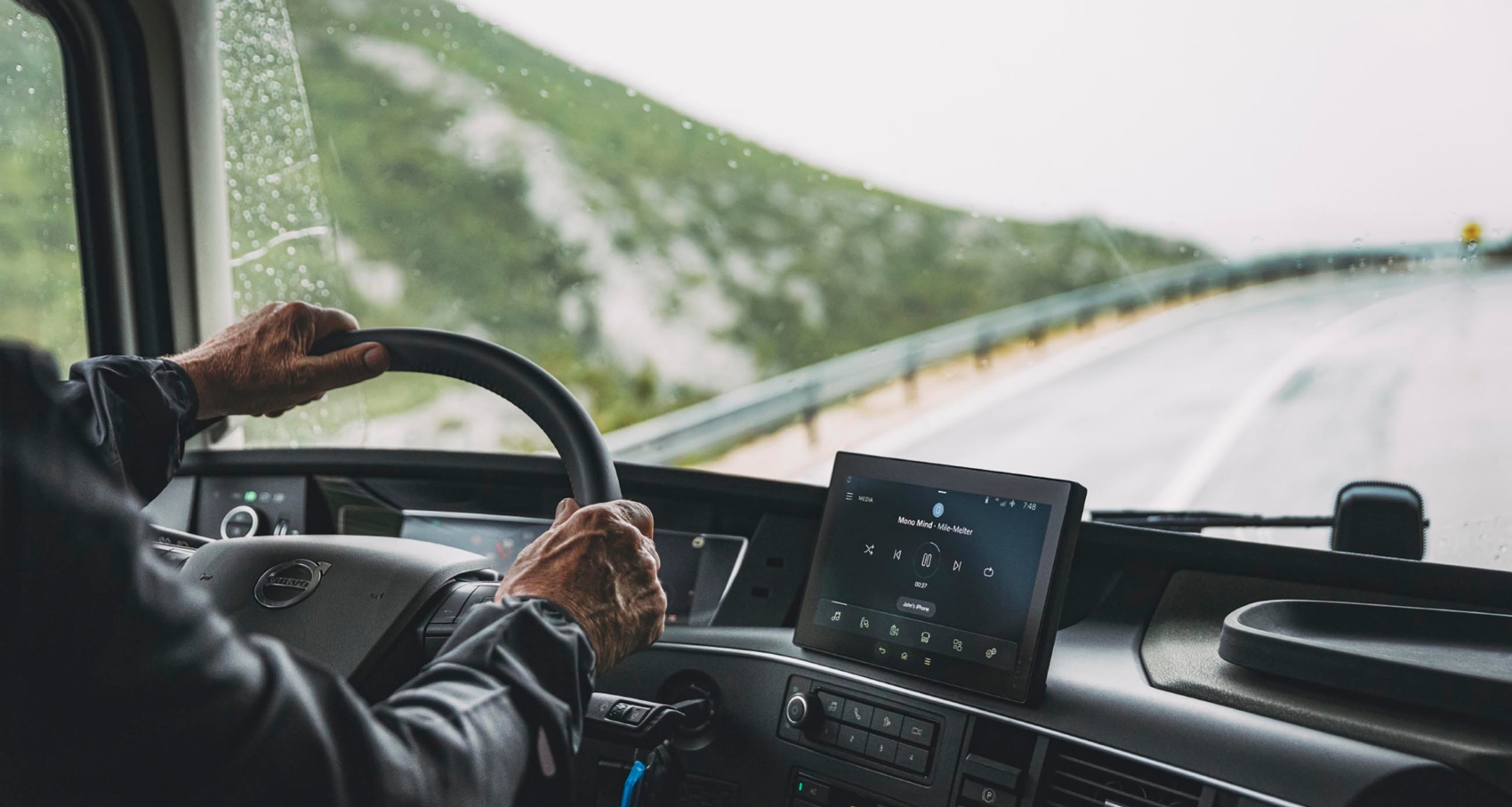 bluekens-volvo-fh-chauffeur-interieur-display bluekens-volvo-fh-chauffeur-interieur-display