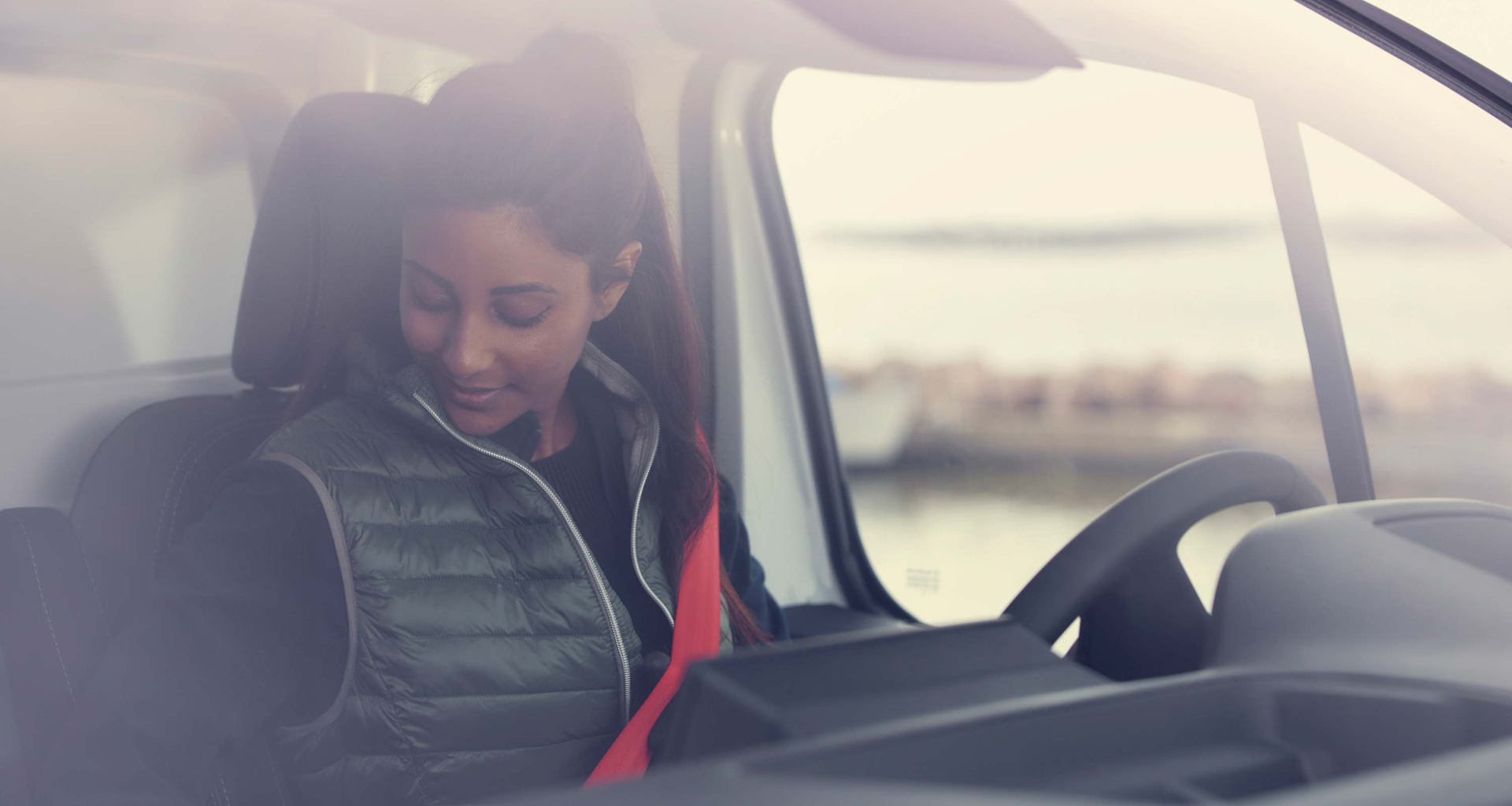 Bluekens-Truck-en-Bus-Renault-Trafic-chauffeur-in-cabine-door-voorruit Bluekens-Truck-en-Bus-Renault-Trafic-chauffeur-in-cabine-door-voorruit