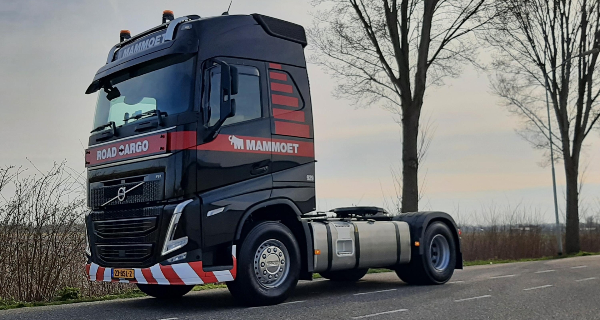 bluekens-volvo-fh-mammoet-road-cargo