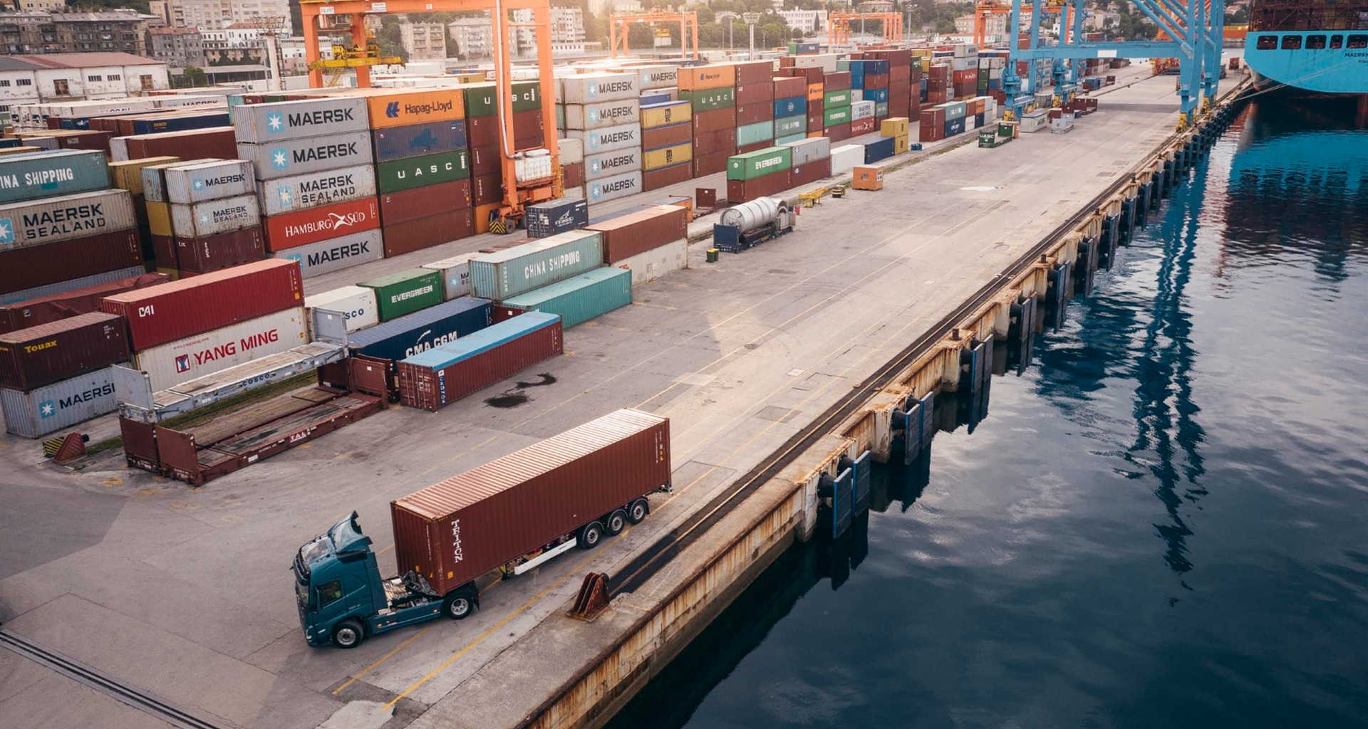 bluekens-volvo-fm-container-schip