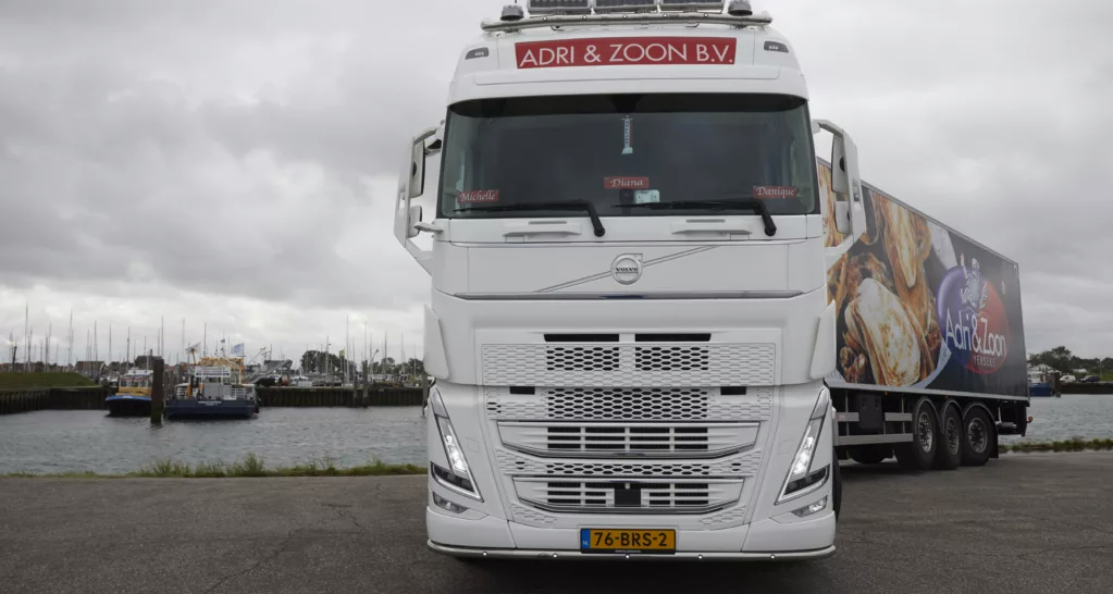 Bluekens-Truck-en-Bus-volvo-fh-adri-en-zoon-in-haven