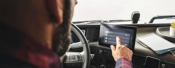 bluekens-volvo-fh-interieur-display-chauffeur