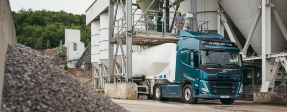 volvo fm bulktransport vrachtwagen laden en lossen bij vulstation
