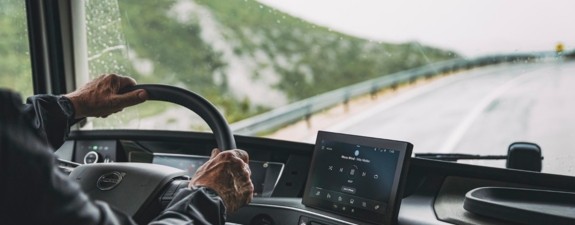 bluekens-volvo-fh-chauffeur-interieur-display