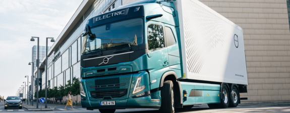 Bleukens-truck-en-bus-volvo-fm-electric-bij-oversteekplaats
