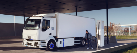 bluekens-truck-en-bus-Renault-Trucks-D-E-Tech-lading-lossen-aan-de-straat-met-pompwagen