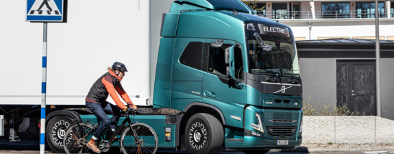 volvo-fm-met-botswaarschuwing volvo-fm-met-botswaarschuwing