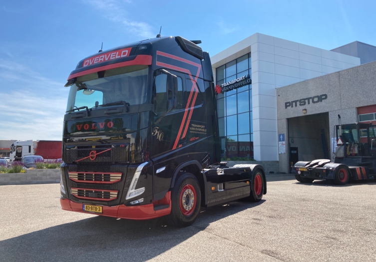 bluekens_volvo_fh_van_overveld