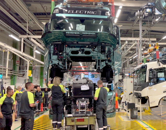 Mijlpaal: Volvo Trucks begint met serieproductie van zware elektrische trucks