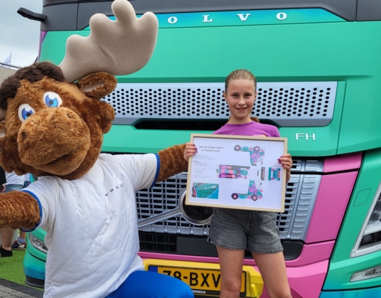 Kleurrijke Volvo FH Aero vraagt aandacht voor verkeersveiligheid