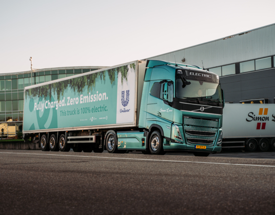 Eerste elektrische Volvo FH rolt van de band voor Nederland – Unilever en Simon Loos stellen hem in gebruik