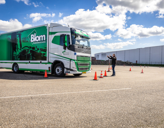 Eerste Volvo FH in nieuwe huisstijl voor Verkeersschool Blom