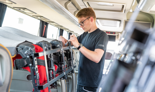 Bluekens Busmonteur Pascal is dé ‘Bedrijfsautotechnicus van de Toekomst’!