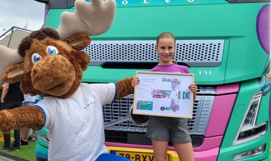 Kleurrijke Volvo FH Aero vraagt aandacht voor verkeersveiligheid