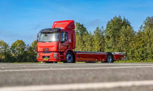 Flakkee Verhuizers gaat schoon en stil verhuizen met een Renault Trucks D E-Tech-bakwagen 