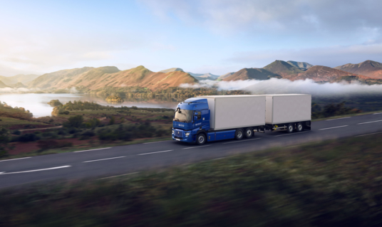 Renault Trucks digitaliseert het cabine interieur en introduceert nieuwe veiligheidsvoorzieningen op de zware truck range