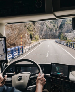 Slim stuursysteem van Volvo Trucks voorkomt ongelukken bij klapband