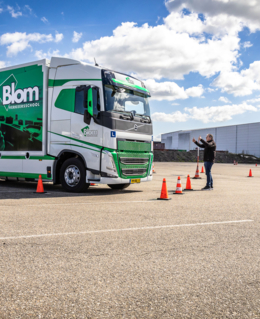 Eerste Volvo FH in nieuwe huisstijl voor Verkeersschool Blom
