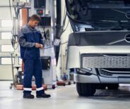 Volvo Trucks-monteur in werkplaats