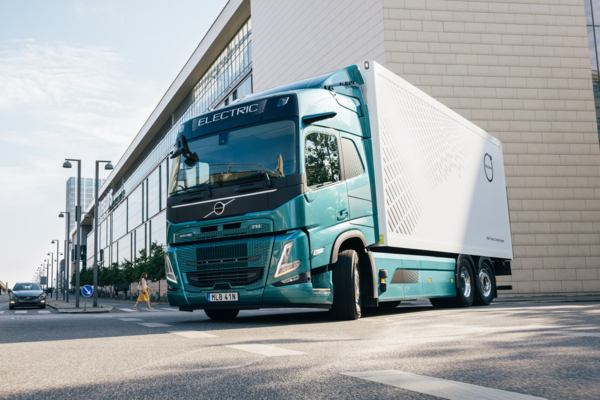 Bleukens-truck-en-bus-volvo-fm-electric-bij-oversteekplaats Bleukens-truck-en-bus-volvo-fm-electric-bij-oversteekplaats